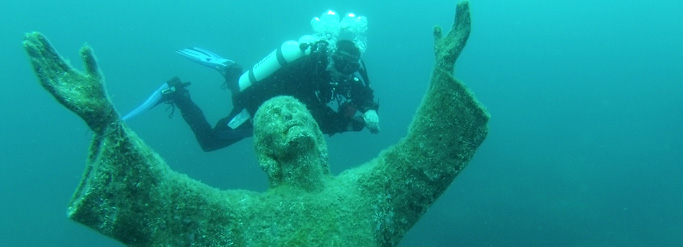 Statue du Christ en plongée sous-marine